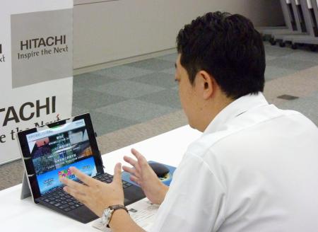 オンラインで企業説明に当たる日立製作所の担当者=1日午後、東京都千代田区