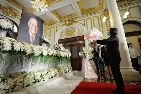 台湾の迎賓館「台北賓館」の追悼場で、李登輝元総統に花を手向ける蔡英文総統=1日、台北(総統府提供・共同)