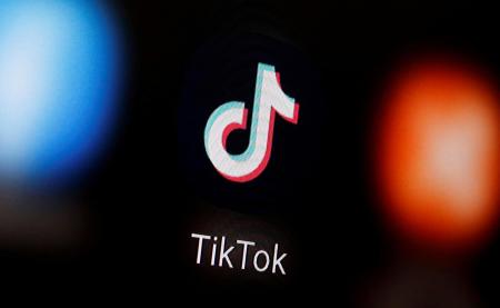 スマートフォンの画面に映る動画投稿アプリ「TikTok(ティックトック)」のロゴ=1月(ロイター=共同)