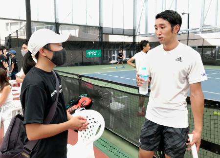 大会に参加した高校生(左)にアドバイスする内山靖崇=千葉県柏市