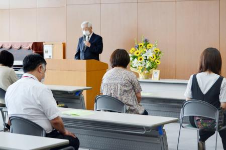矢吹恵さんの母校で行われた追悼礼拝で祈りをささげる同級生ら=1日午後、東京都町田市
