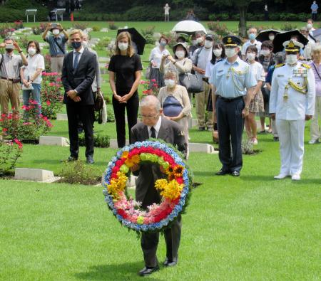 横浜市の英連邦戦死者墓地で献花する日本基督教団の関田寛雄牧師(手前)=1日