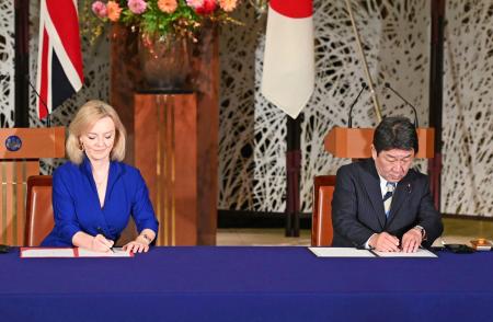 経済連携協定に署名する英国のトラス国際貿易相(左)と茂木外相=23日、東京都港区の飯倉公館(代表撮影)
