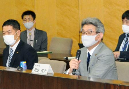 有識者会議であいさつする武田総務相(右)=23日午後、総務省